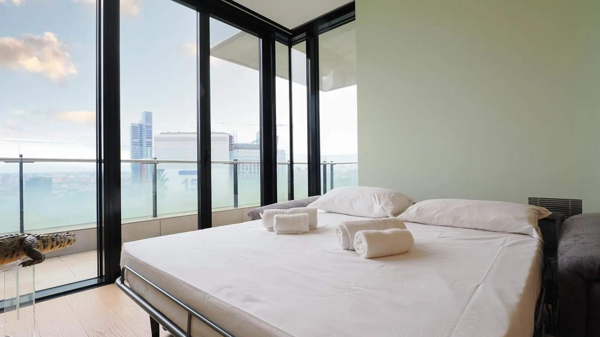 Elegant & Spacious Apartment In Solaria - Top View Milan Italy