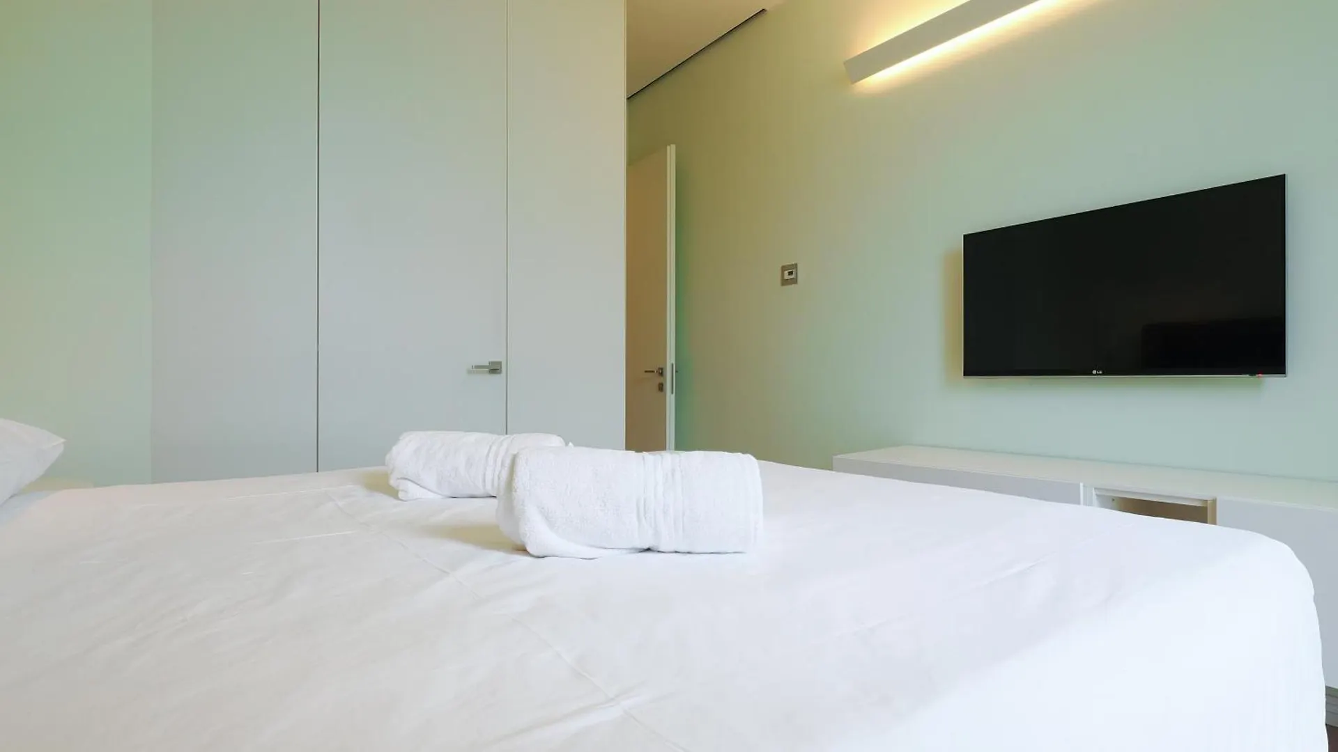 Elegant & Spacious Apartment In Solaria - Top View Milano Italia