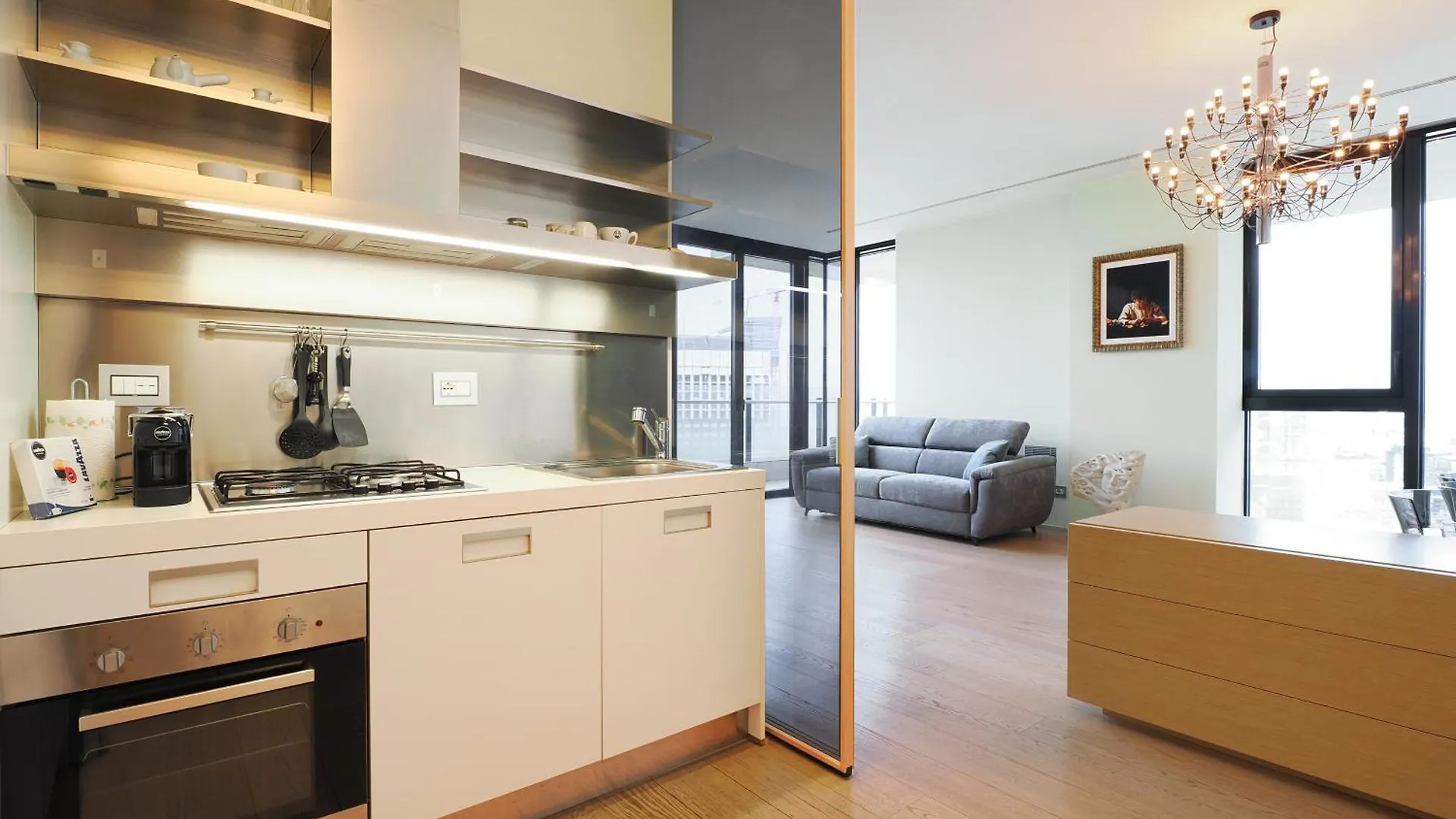 Elegant & Spacious Apartment In Solaria - Top View Milano