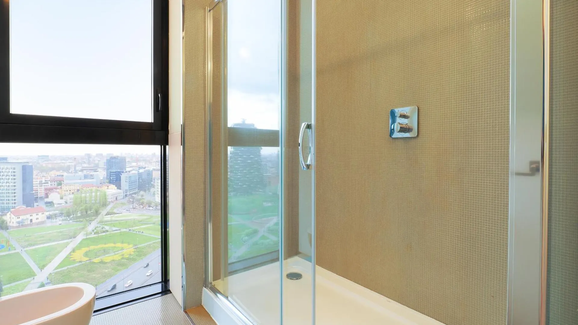 Elegant & Spacious Apartment In Solaria - Top View Milano
